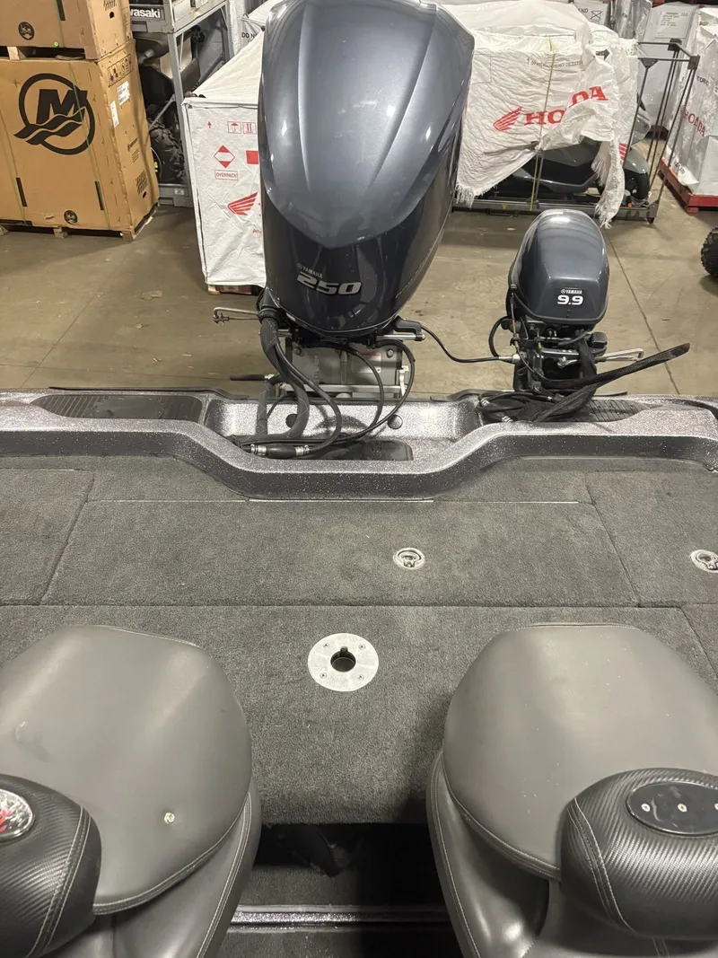 Slide: The Image of Ranger 620 VS 2011 boat with dual outboard motors. - 16