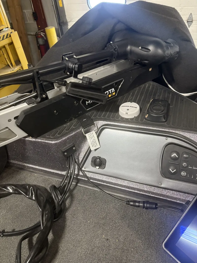 Slide: The Image of Ranger 620 VS 2011 boat with Minn Kota trolling motor. - 18