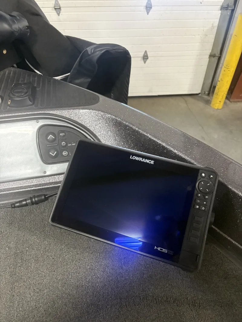 Slide: The Image of Lowrance HDS screen on 2011 Ranger 620 VS boat. - 19