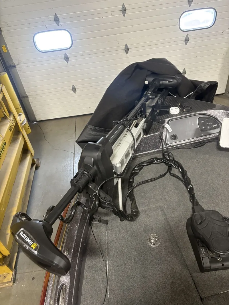 Slide: The Image of 2011 Ranger 620 VS boat with Minn Kota trolling motor. - 21