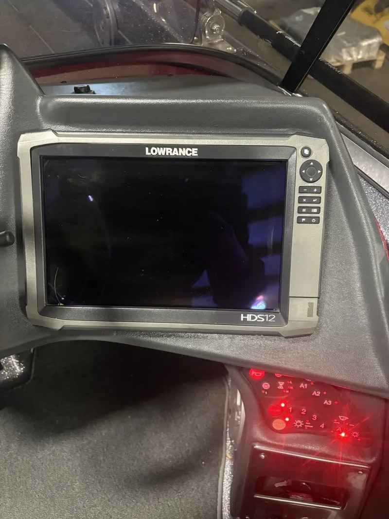 Slide: The Image of Lowrance HDS12 display in a Ranger 620 VS boat. - 35