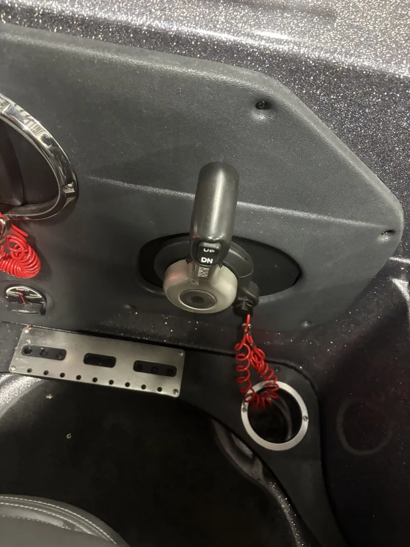 Slide: The Image of Ranger 620 VS 2011 boat control with lever and safety lanyard. - 39