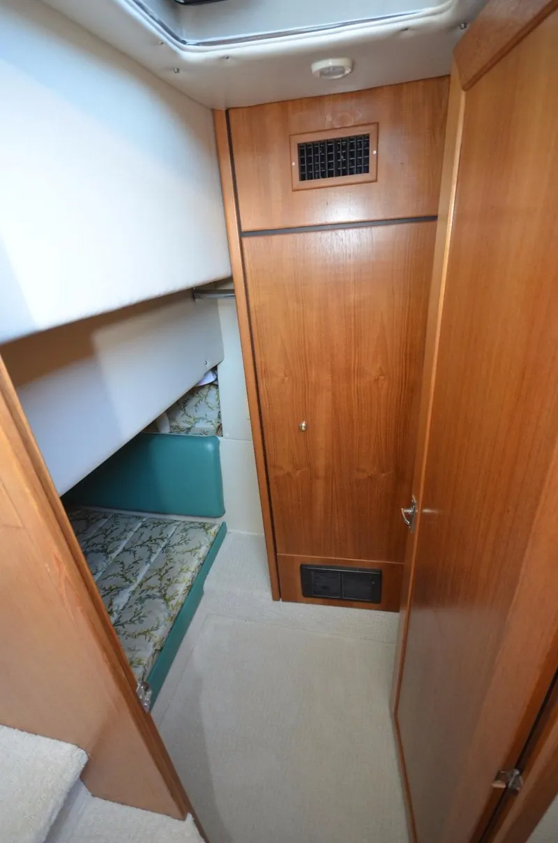Slide: The Image of 1998 Bayliner 3988 yacht interior cabin view - 16