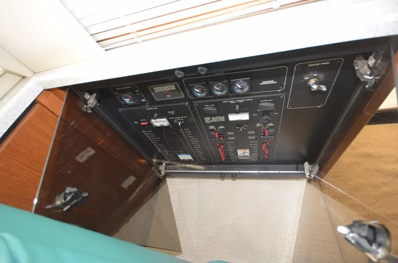 Slide: The Image of Dashboard of 1998 Bayliner 3988 Command Bridge Motoryacht. - 19