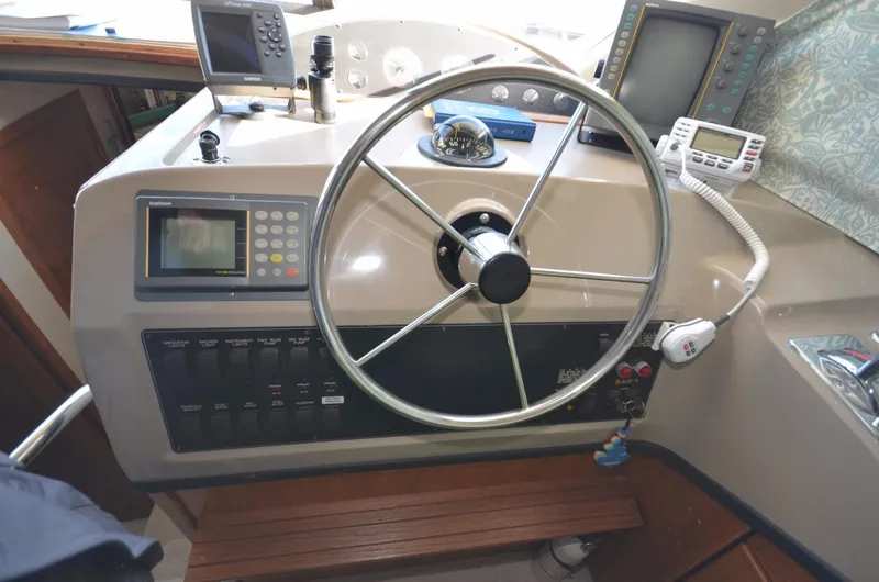 Slide: The Image of Helm of 1998 Bayliner 3988 Command Bridge Motoryacht. - 22