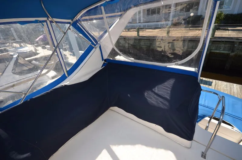 Slide: The Image of Interior of 1998 Bayliner 3988 Command Bridge Motoryacht. - 25