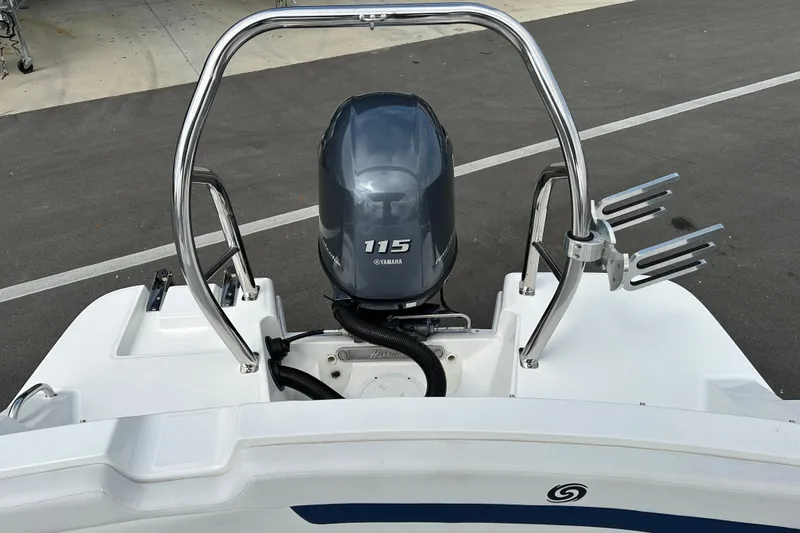 Slide: The Image of 2022 Hurricane SunDeck Sport 185 OB with Yamaha 115 outboard motor, rear view. - 13