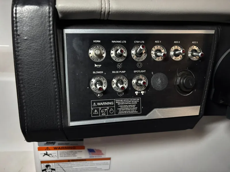 Slide: The Image of Four Winns V255 2022 - 11