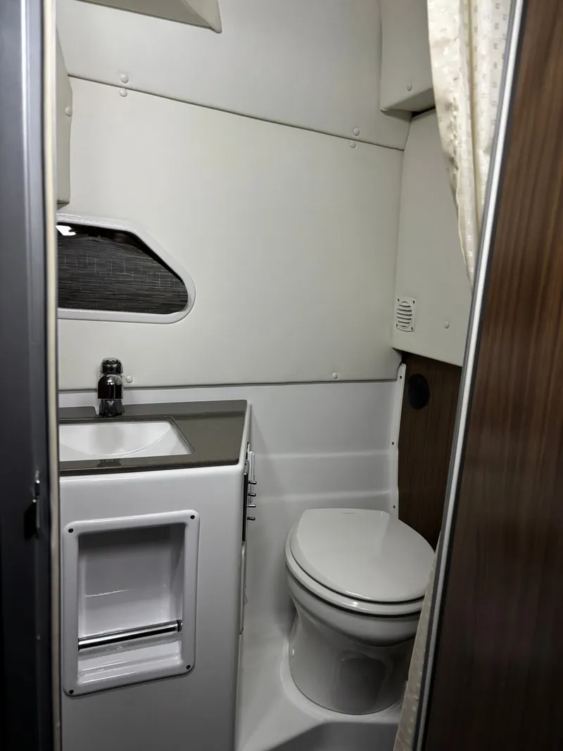 Slide: The Image of Four Winns V255 2022 - 14