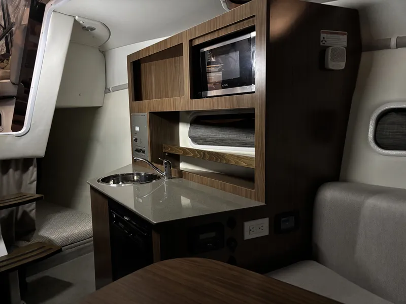 Slide: The Image of Four Winns V255 2022 - 18