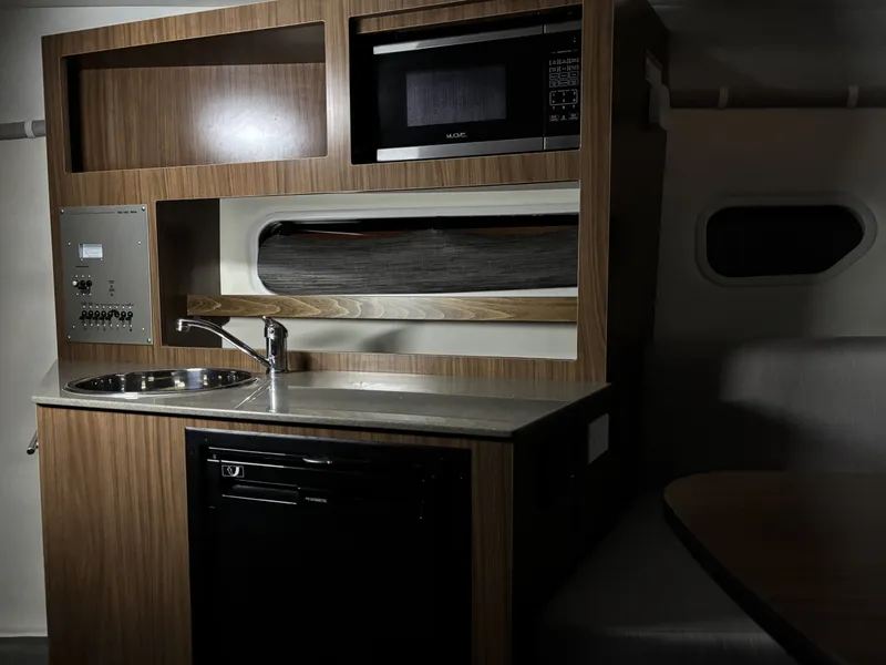 Slide: The Image of Four Winns V255 2022 - 19