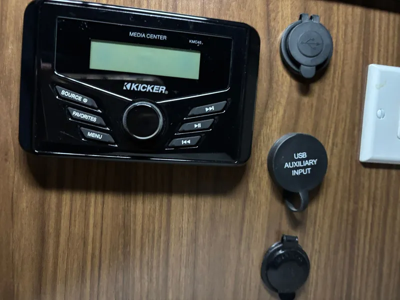 Slide: The Image of Four Winns V255 2022 - 23