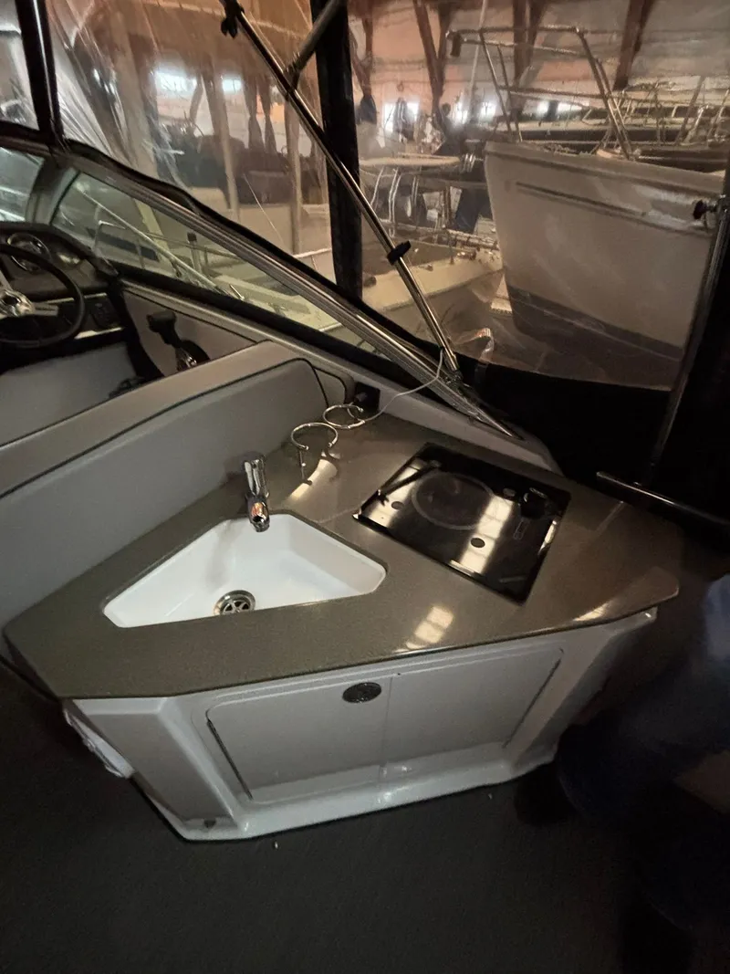 Slide: The Image of Four Winns V255 2022 - 29