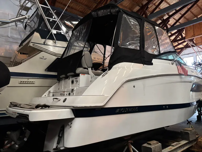 Slide: The Image of Four Winns V255 2022 - 3