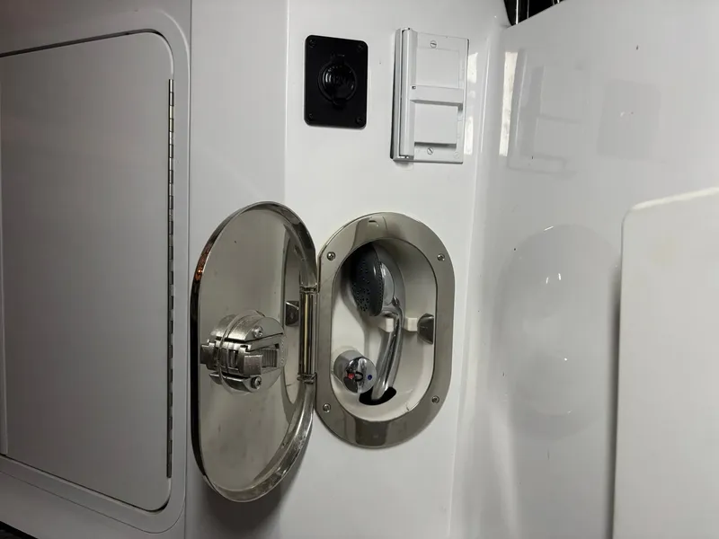 Slide: The Image of Four Winns V255 2022 - 30