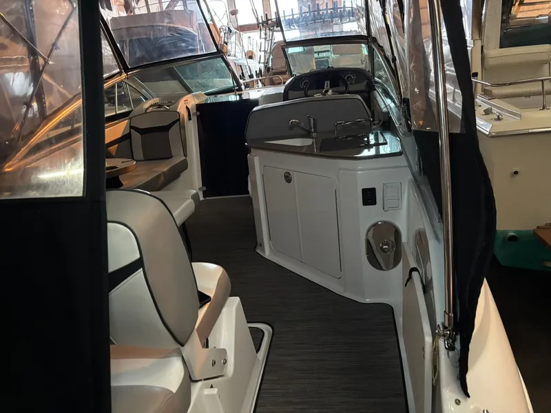 Slide: The Image of Four Winns V255 2022 - 32