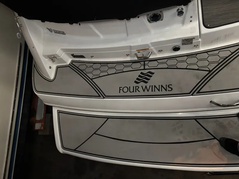 Slide: The Image of Four Winns V255 2022 - 5