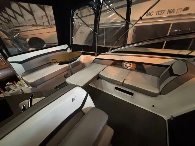 Slide: The Image of Four Winns V255 2022 - 7