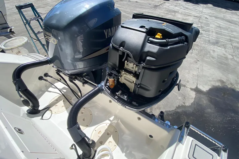 Slide: The Image of 2007 Robalo R265 Walkaround with Yamaha outboard engines, detailed view. - 43