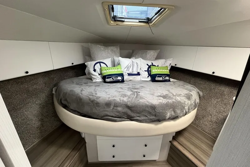 Slide: The Image of Silverton 34 - Owner's Cabin - 8