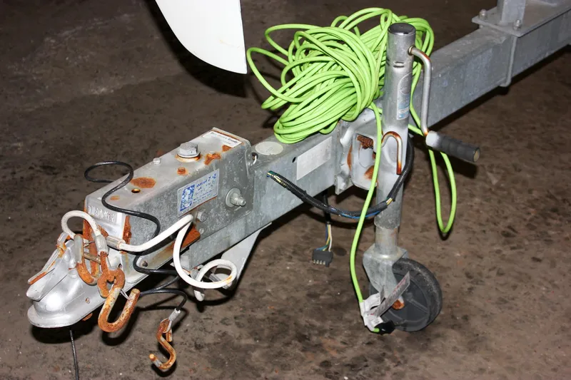 Slide: The Image of Trailer hitch with green cable for 2000 Chaparral 245 SSi boat. - 16