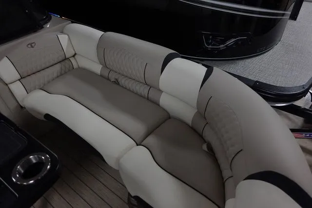 Slide: The Image of Tahoe Grand Tahoe LTD Elite Windshield 25 FT 2022 - 5