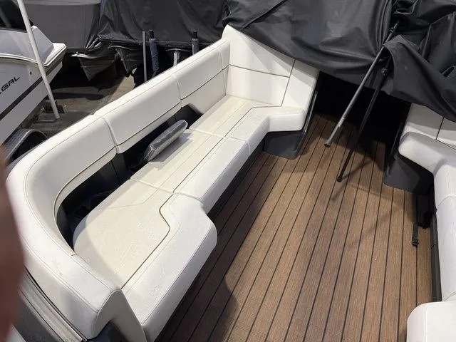 Slide: The Image of Manitou 24 Explorer Navigator Twin 2025 - 3