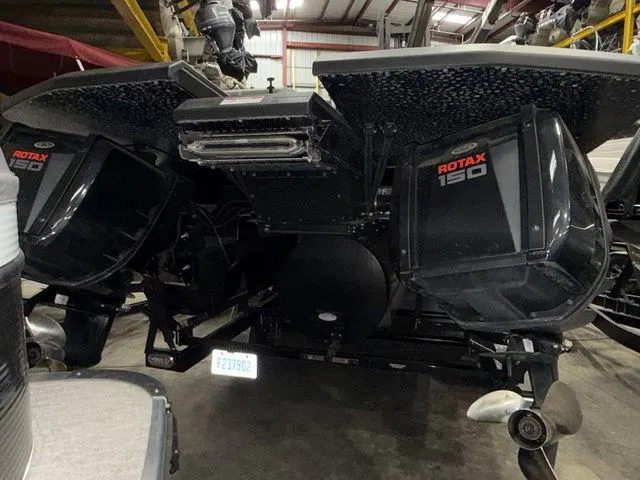 Slide: The Image of Manitou 24 Explorer Navigator Twin 2025 - 4