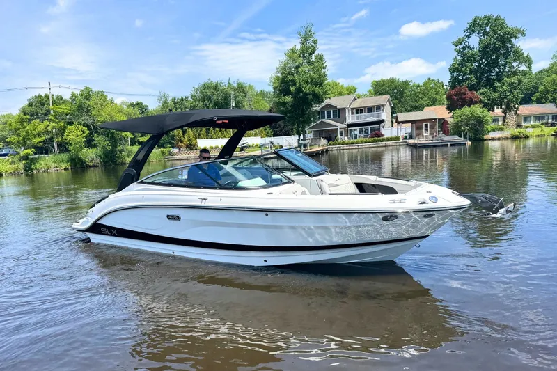 Slide: The Image of Sea Ray SLX 260 2026 - 2