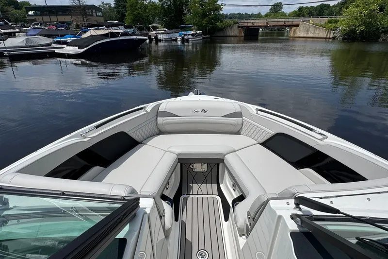 Slide: The Image of Sea Ray SLX 260 2026 - 20