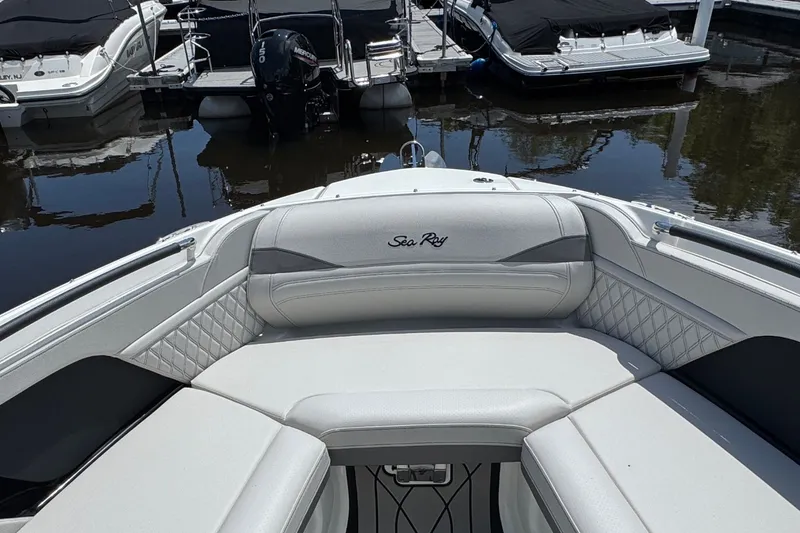 Slide: The Image of Sea Ray SLX 260 2026 - 21