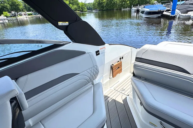 Slide: The Image of Sea Ray SLX 260 2026 - 7