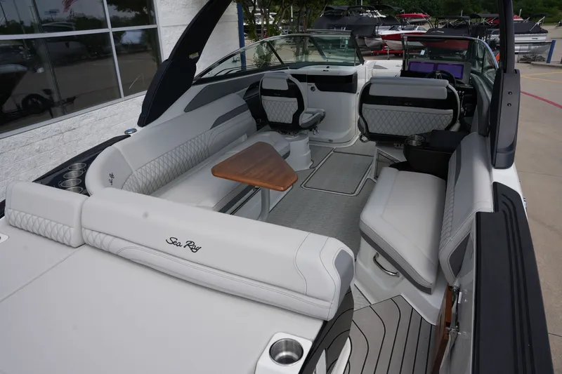 Slide: The Image of Sea Ray SLX 280 2026 - 10