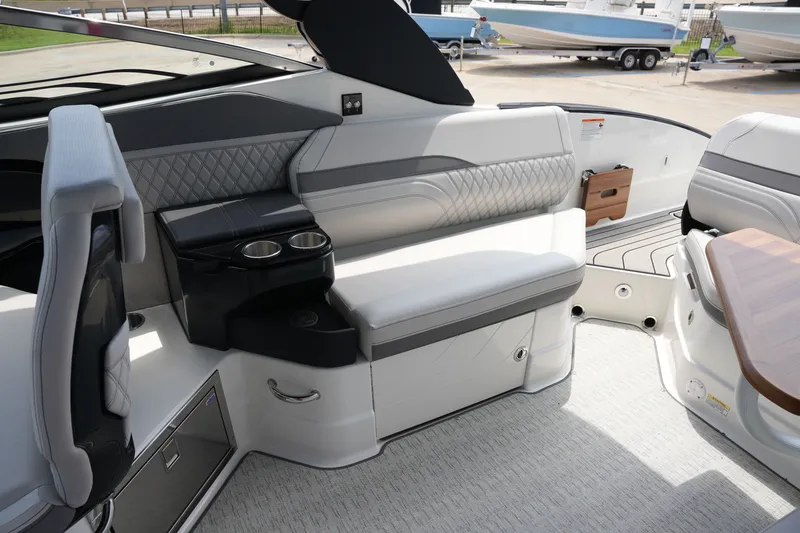 Slide: The Image of Sea Ray SLX 280 2026 - 14