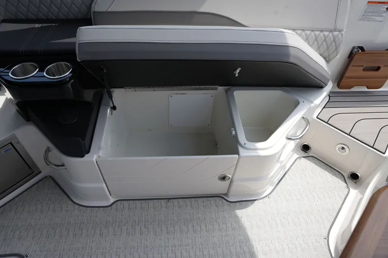 Slide: The Image of Sea Ray SLX 280 2026 - 16