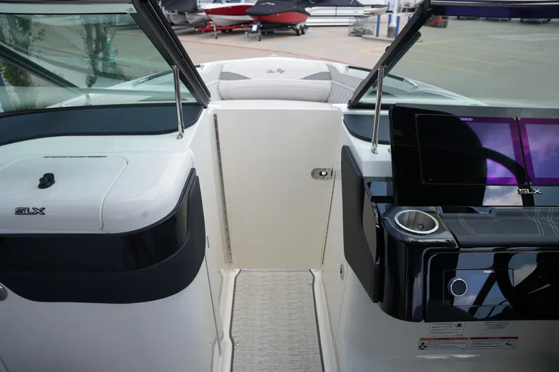 Slide: The Image of Sea Ray SLX 280 2026 - 35