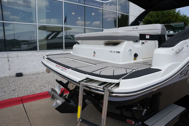 Slide: The Image of Sea Ray SLX 280 2026 - 5