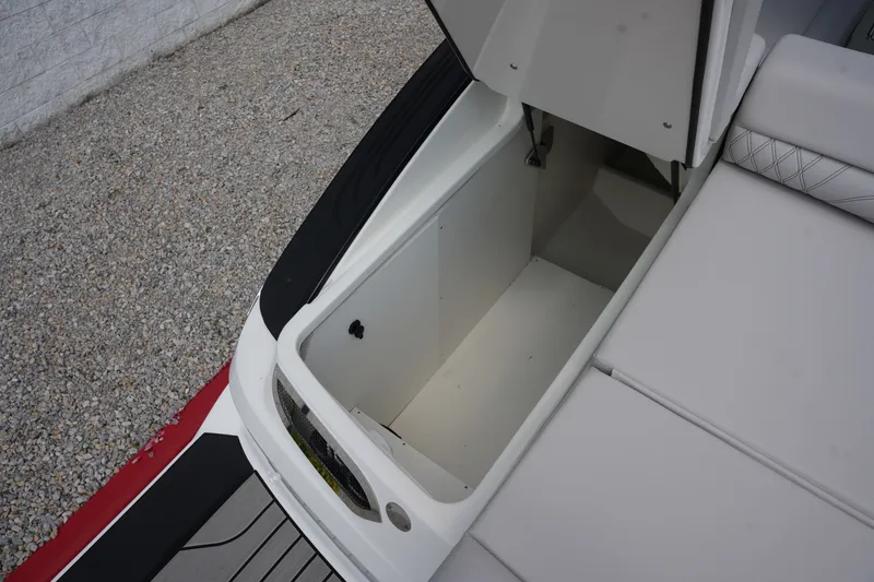 Slide: The Image of Sea Ray SLX 280 2026 - 8