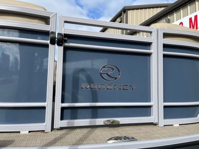 Slide: The Image of Regency 220 DL3 2017 - 15