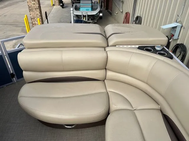 Slide: The Image of Regency 220 DL3 2017 - 22