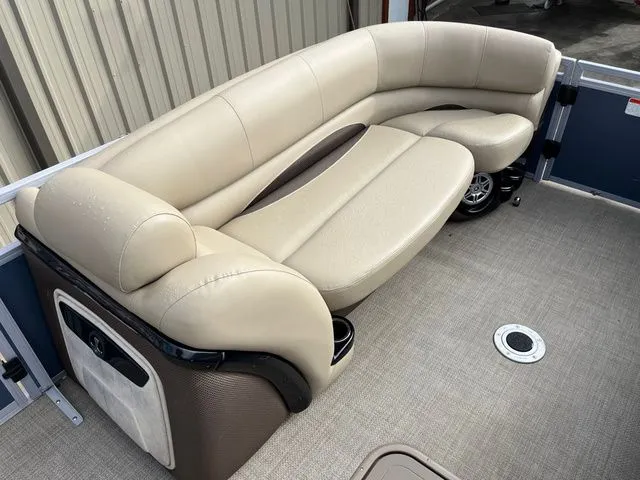 Slide: The Image of Regency 220 DL3 2017 - 27