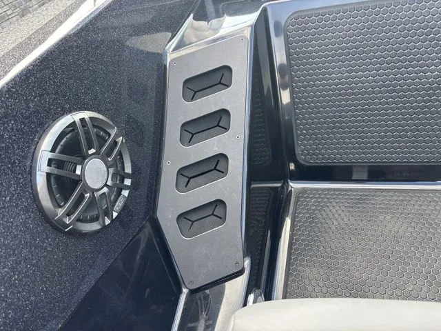 Slide: The Image of Ikon VLX 20 2025 - 26