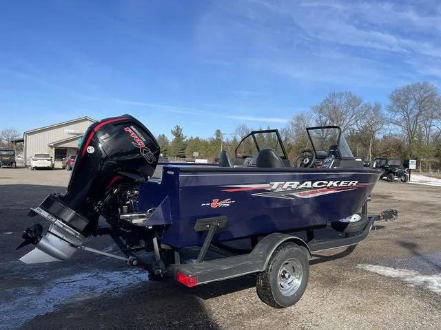 Slide: The Image of Tracker Pro Guide V-175 WT 2023 - 10