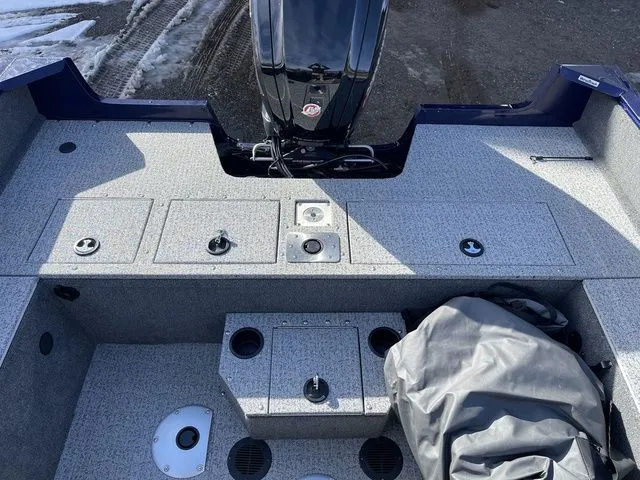 Slide: The Image of Tracker Pro Guide V-175 WT 2023 - 25