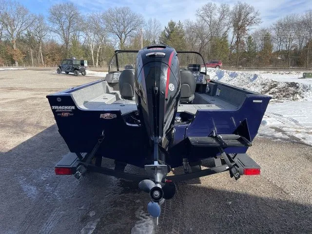 Slide: The Image of Tracker Pro Guide V-175 WT 2023 - 7