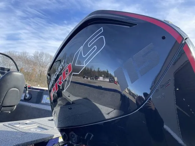 Slide: The Image of Tracker Pro Guide V-175 WT 2023 - 9