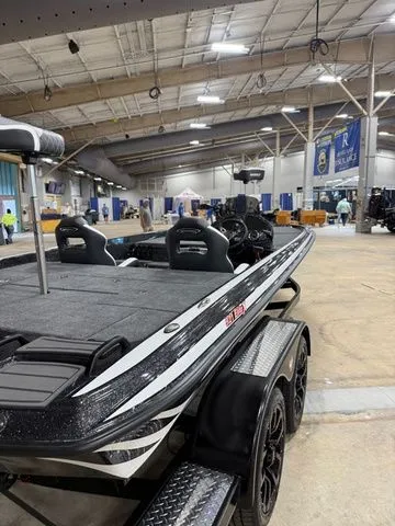 Slide: The Image of Phoenix Bass Boat 921 Elite X 2026 - 8