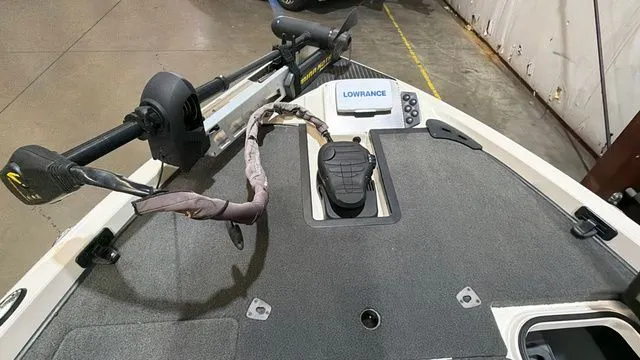 Slide: The Image of Ranger Z118C boat with Lowrance fishfinder and Evinrude E-Tec 150 engine, 2015 model. - 17