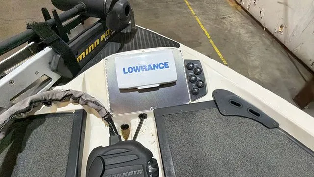 Slide: The Image of 2015 Ranger Z118C boat with Lowrance and Minn Kota equipment. - 18