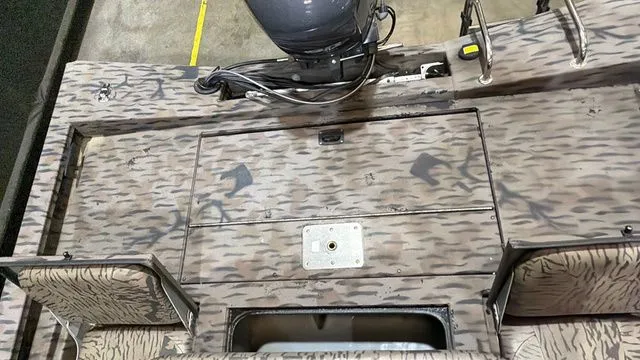 Slide: The Image of Xpress H18 Bay W/Yamaha 90 2014 - 10